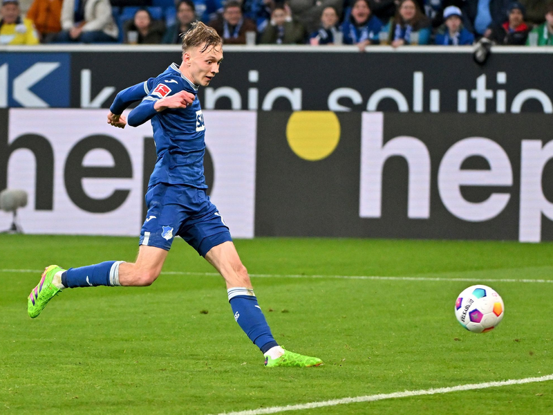 Doppeltorschütze: Hoffenheims Maximilian Beier erzielt hier das Tor zum 2:0. - Foto: Jan-Philipp Strobel/dpa