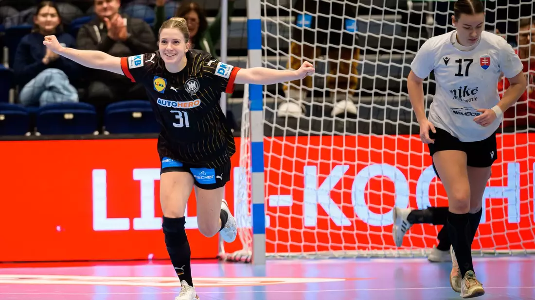 Deutschlands Alexia Hauf (l) jubelt nach einem Tor. - Bild: Marco Wolf/dpa
