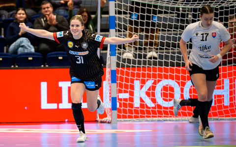 Deutschlands Alexia Hauf (l) jubelt nach einem Tor. - Foto: Marco Wolf/dpa