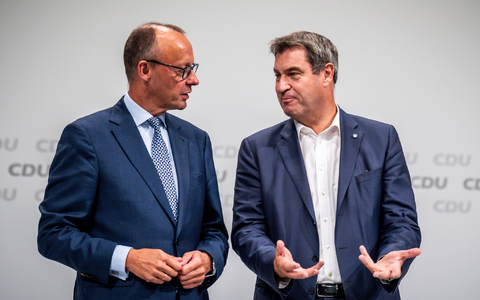 Söder (r) oder Merz? Die Entscheidung über die Kanzlerkandidatur der Union soll erst nach den Wahlen in Ostdeutschland im September fallen. - Foto: Michael Kappeler/dpa