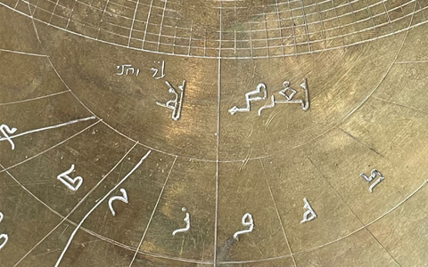 Ein rund 1.000 Jahre altes Astrolabium weist Gravuren in arabischer und hebräischer Schrift auf, außerdem eingeritzte Ziffern, die auf den Gebrauch der lateinischen Schrift hinweisen. - Foto: Federica Gigante/dpa