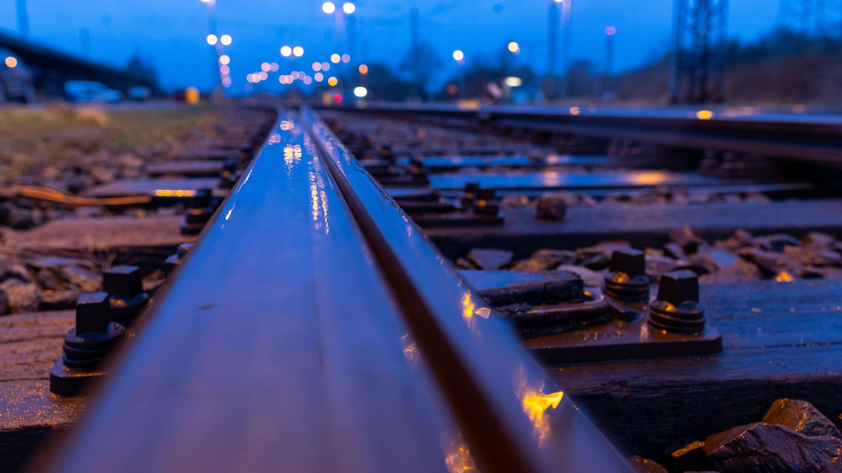 Fahrgäste müssen wieder damit rechnen, dass es zu längeren Streiks und zu erheblichen Einschränkungen im Schienenverkehr kommen kann. - Foto: Jens Büttner/dpa