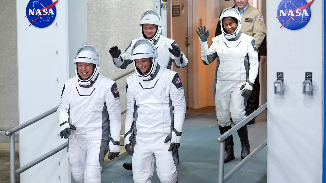Die vier Raumfahrer der Crew 8 haben sich vor mehr als 230 Tagen auf den Weg zur Startrampe 39-A im Kennedy Space Center in Cape Canaveral gemacht. Am Freitag sind sie auf die Erde zurückgekehrt. Hier ein Bild vor dem Abflug. (Archivbild) - Bild: John Raoux/AP/dpa