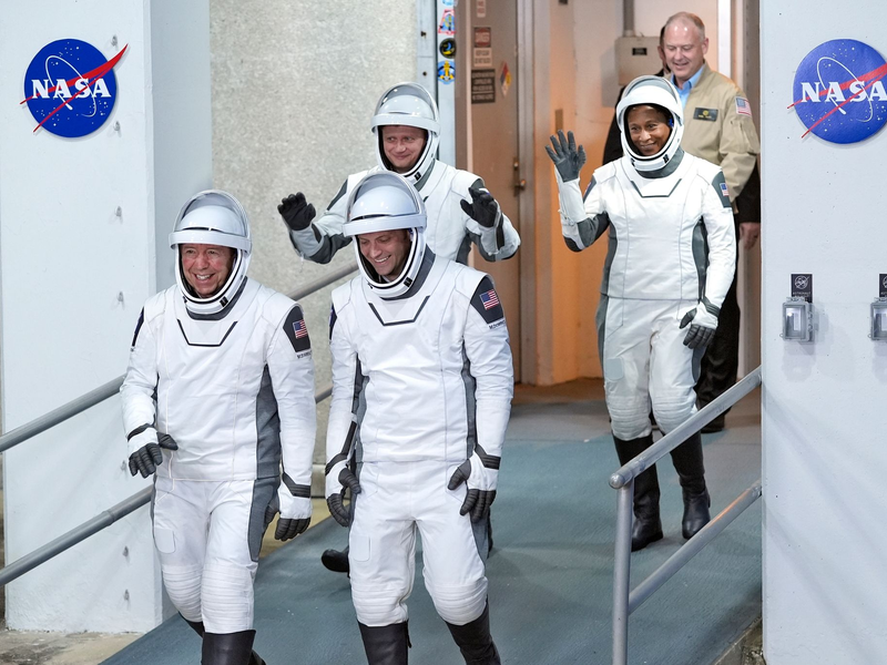 Die vier Raumfahrer der Crew 8 haben sich vor mehr als 230 Tagen auf den Weg zur Startrampe 39-A im Kennedy Space Center in Cape Canaveral gemacht. Am Freitag sind sie auf die Erde zurückgekehrt. Hier ein Bild vor dem Abflug. (Archivbild) - Foto: John Raoux/AP/dpa