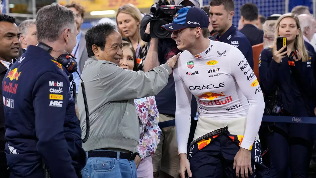 Red-Bull-Teamchef Christian Horner (l) und Red-Bull-Miteigentümer Chalerm Yoovidhya sprechen mit Max Verstappen. - Bild: Darko Bandic/AP/dpa