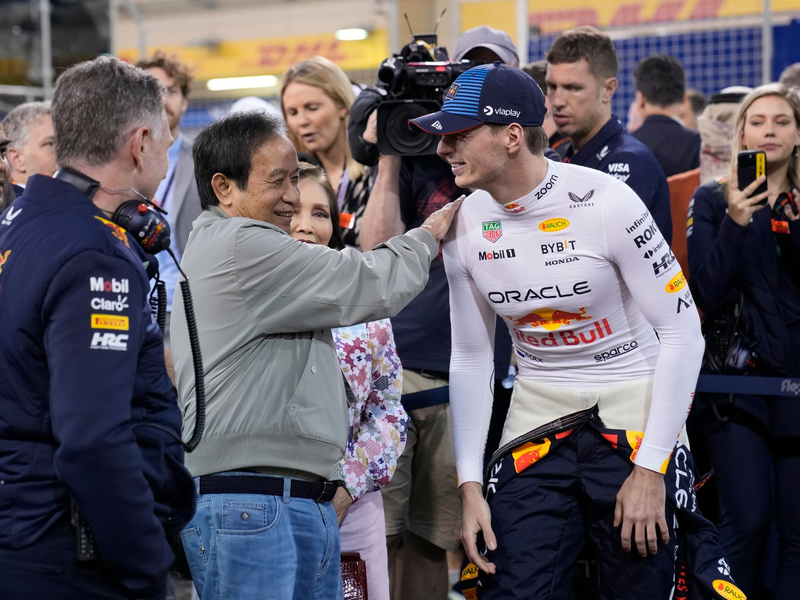 Red-Bull-Teamchef Christian Horner (l) und Red-Bull-Miteigentümer Chalerm Yoovidhya sprechen mit Max Verstappen. - Foto: Darko Bandic/AP/dpa