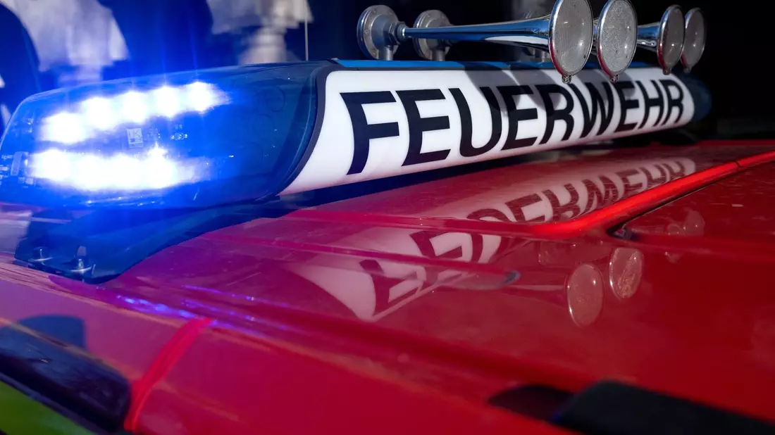 Weil sich eine Feuerwache in der Nähe des Büros befinde, habe die Feuerwehr den Brand nach wenigen Minuten löschen können. - Bild: Sven Hoppe/dpa