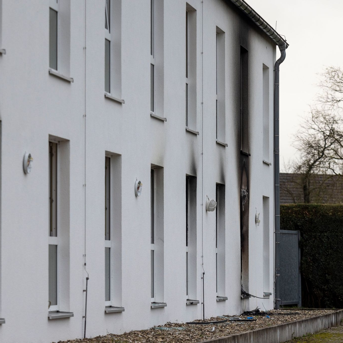 Tote und Verletzte bei einem Brand in einem Seniorenheim: Polizei und Feuerwehr im Einsatz in Bedburg-Hau. - Foto: Christoph Reichwein/dpa