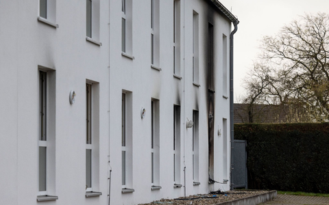 Nach dem Brand ist das Seniorenheim in Bedburg-Hau vorerst unbewohnbar. - Foto: Christoph Reichwein/dpa