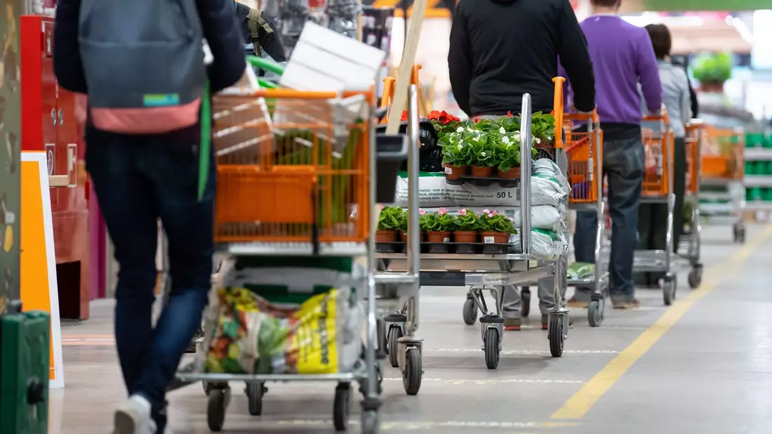 Die Baumarktbranche hofft 2024 auf bessere Geschäfte. Immerhin ein wenig Anlass zur Zuversicht bieten das Absinken der Inflationsrate sowie die Erhöhung der Reallöhne, so ein Branchenvertreter. - Bild: Sven Hoppe/dpa