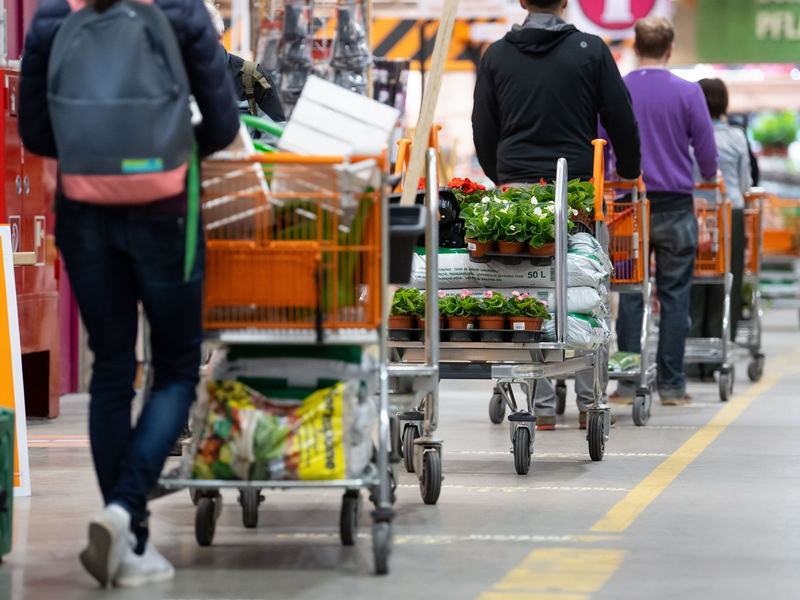 Die Baumarktbranche hofft 2024 auf bessere Geschäfte. Immerhin ein wenig Anlass zur Zuversicht bieten das Absinken der Inflationsrate sowie die Erhöhung der Reallöhne, so ein Branchenvertreter. - Foto: Sven Hoppe/dpa