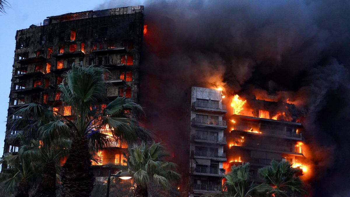 Ein Feuer zerstörte am 22. Februar ein Hochhaus im spanischen Valencia. Jetzt gab es an der Ostküste erneut einen Brand. - Foto: Eduardo Manzana/EUROPA PRESS/dpa