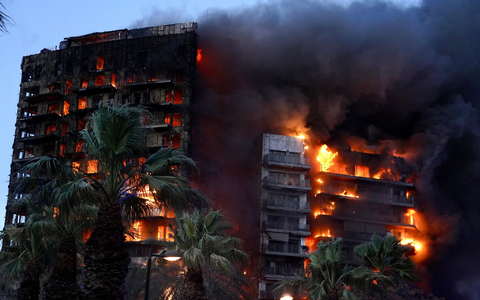 Ein Feuer zerstörte am 22. Februar ein Hochhaus im spanischen Valencia. Jetzt gab es an der Ostküste erneut einen Brand. - Foto: Eduardo Manzana/EUROPA PRESS/dpa