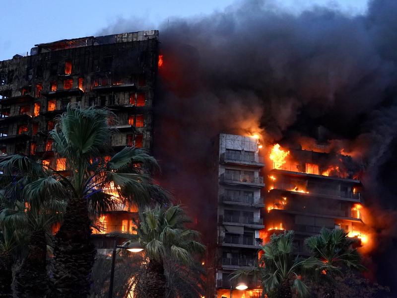 Ein Feuer zerstörte am 22. Februar ein Hochhaus im spanischen Valencia. Jetzt gab es an der Ostküste erneut einen Brand. - Foto: Eduardo Manzana/EUROPA PRESS/dpa