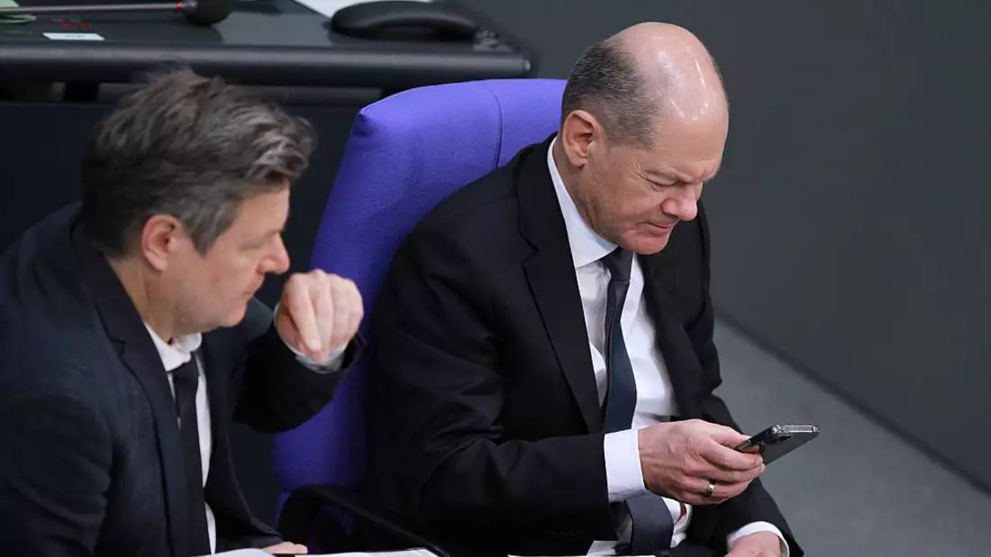 Robert Habeck und Olaf Scholz mit Smartphone (Archiv) - Bild: über dts Nachrichtenagentur