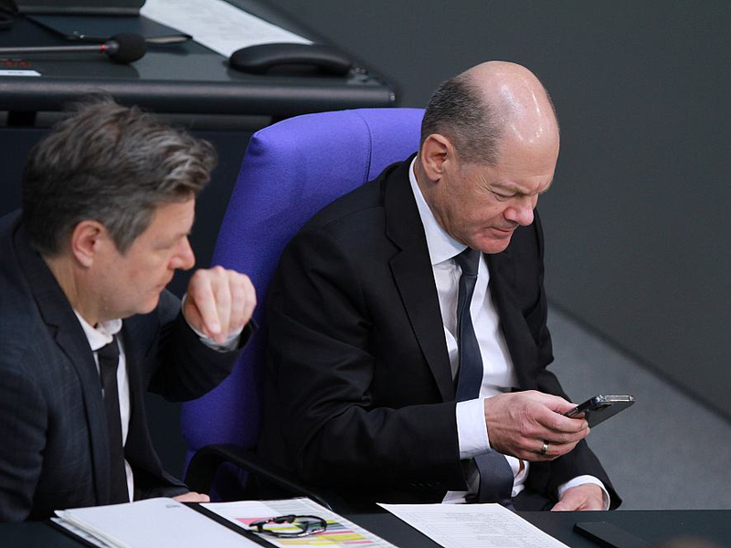Robert Habeck und Olaf Scholz mit Smartphone (Archiv) - Foto: über dts Nachrichtenagentur