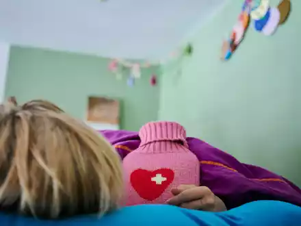 Schulkinder in Deutschland berichten zunehmend von psychosomatischen Beschwerden. - Foto: Annette Riedl/dpa