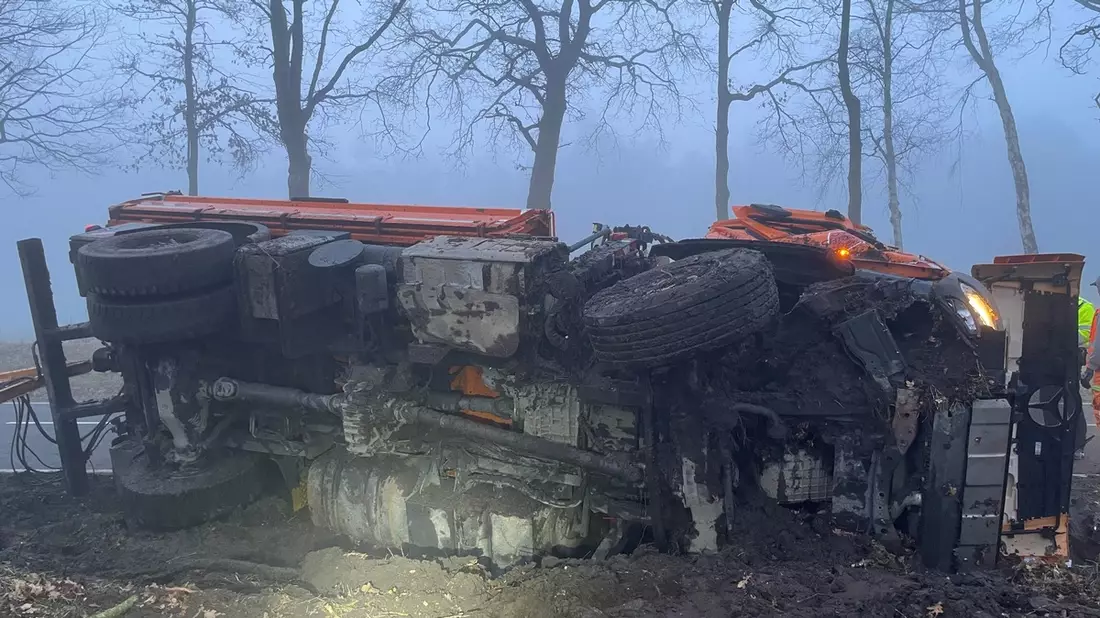 POL-HK: Schneverdingen: Lkw kippt um - L 170 gesperrt; Schneverdingen: Einbruch; Soltau: Graffiti an Hauswand; Soltau/A 7: Graffiti an Hauswand - Bild: presseportal.de