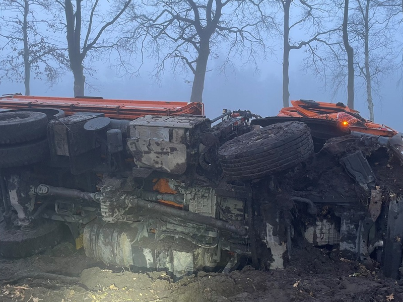 POL-HK: Schneverdingen: Lkw kippt um - L 170 gesperrt; Schneverdingen: Einbruch; Soltau: Graffiti an Hauswand; Soltau/A 7: Graffiti an Hauswand - Foto: presseportal.de