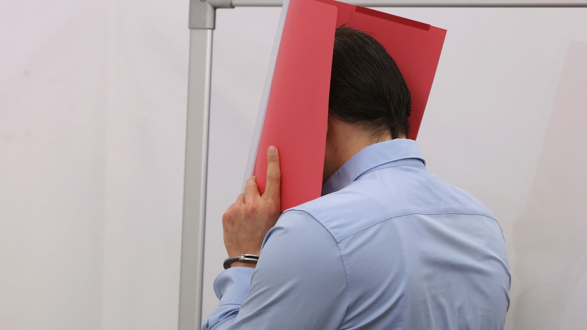 Der wegen Mordes angeklagte US-Amerikaner im Landgericht Kempten. - Foto: Karl-Josef Hildenbrand/dpa