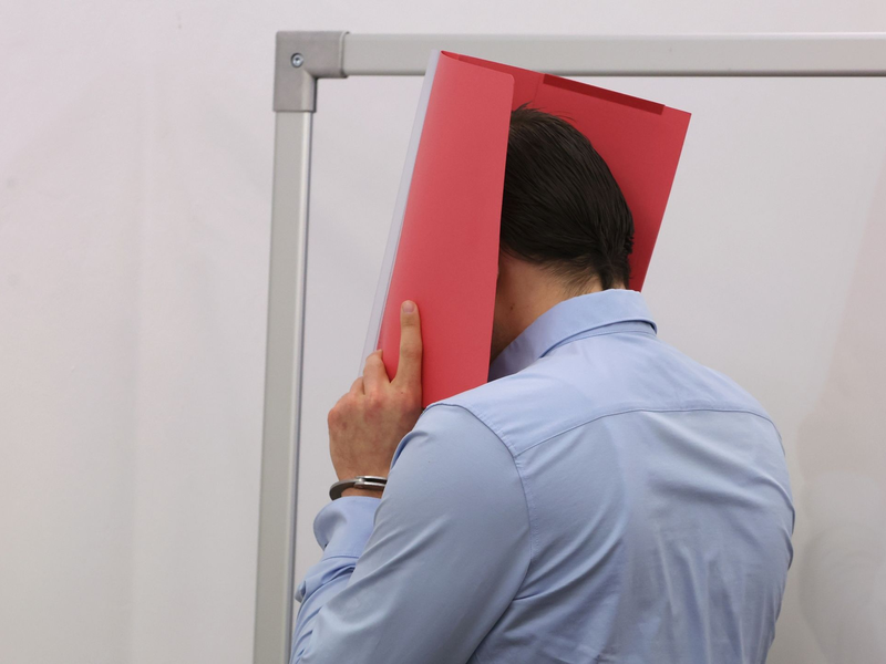 Der wegen Mordes angeklagte US-Amerikaner im Landgericht Kempten. - Foto: Karl-Josef Hildenbrand/dpa