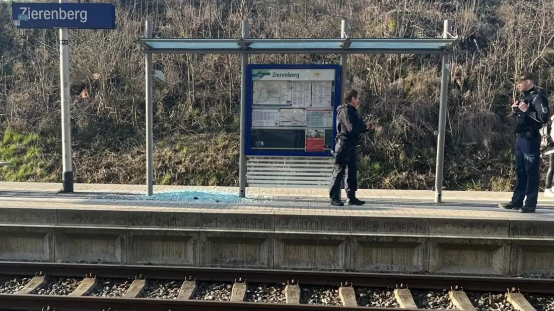 BPOL-KS: Vandalismus - Scheibe am Bahnhof Zierenberg zerstört - Bild: presseportal.de