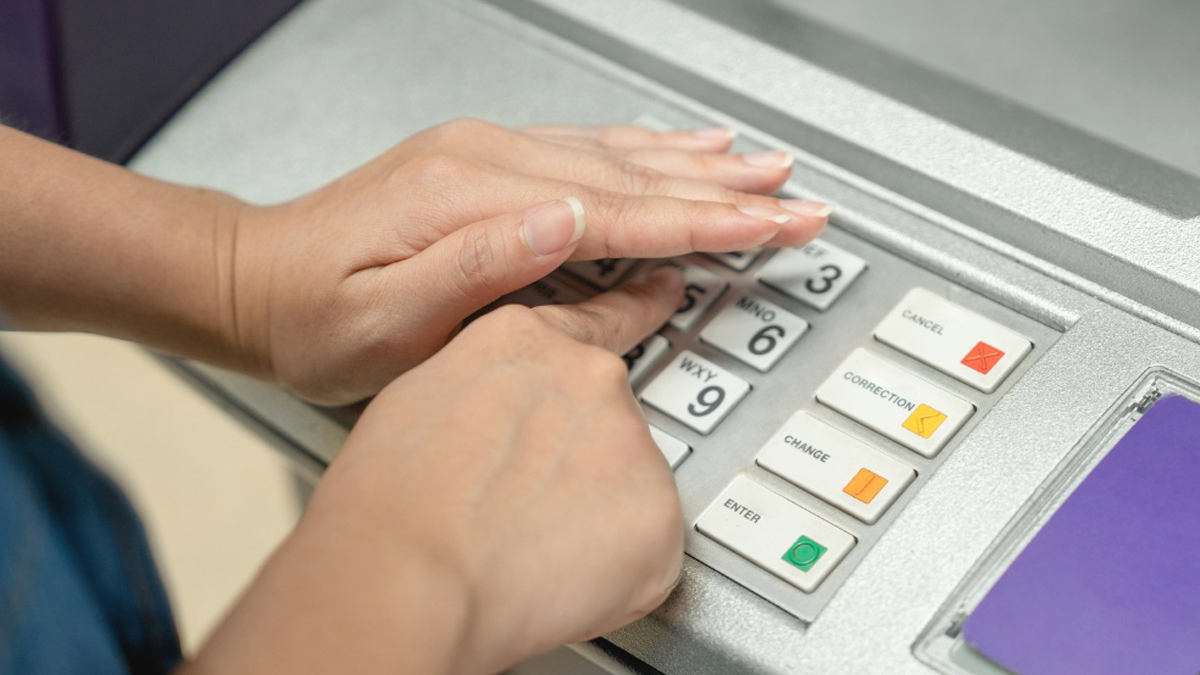 POL-WE: Gauner lenken Opfer am Geldautomat in Friedberg ab / Tipps zum Schutz vor Trickdieben - Foto: presseportal.de