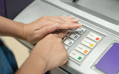 POL-WE: Gauner lenken Opfer am Geldautomat in Friedberg ab / Tipps zum Schutz vor Trickdieben - Foto: presseportal.de