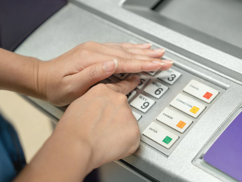 POL-WE: Gauner lenken Opfer am Geldautomat in Friedberg ab / Tipps zum Schutz vor Trickdieben - Foto: presseportal.de