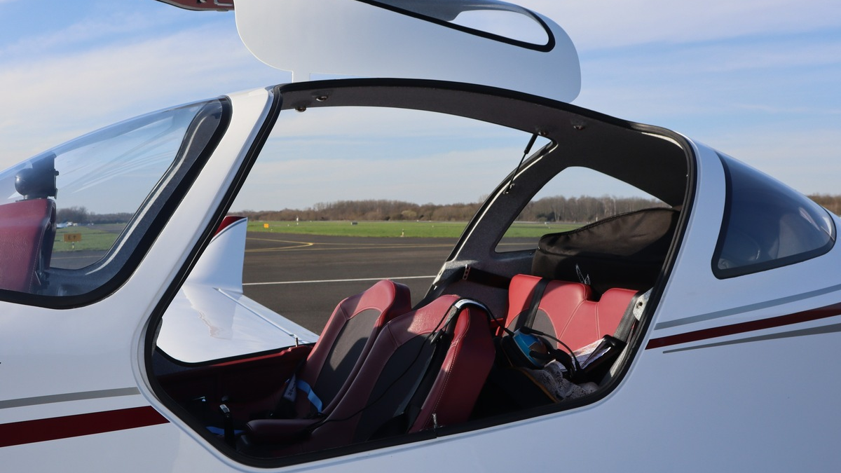 POL-MG: Flugzeugtür stürzt in Gebüsch - Keine Verletzten - Foto: presseportal.de