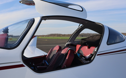 POL-MG: Flugzeugtür stürzt in Gebüsch - Keine Verletzten - Foto: presseportal.de