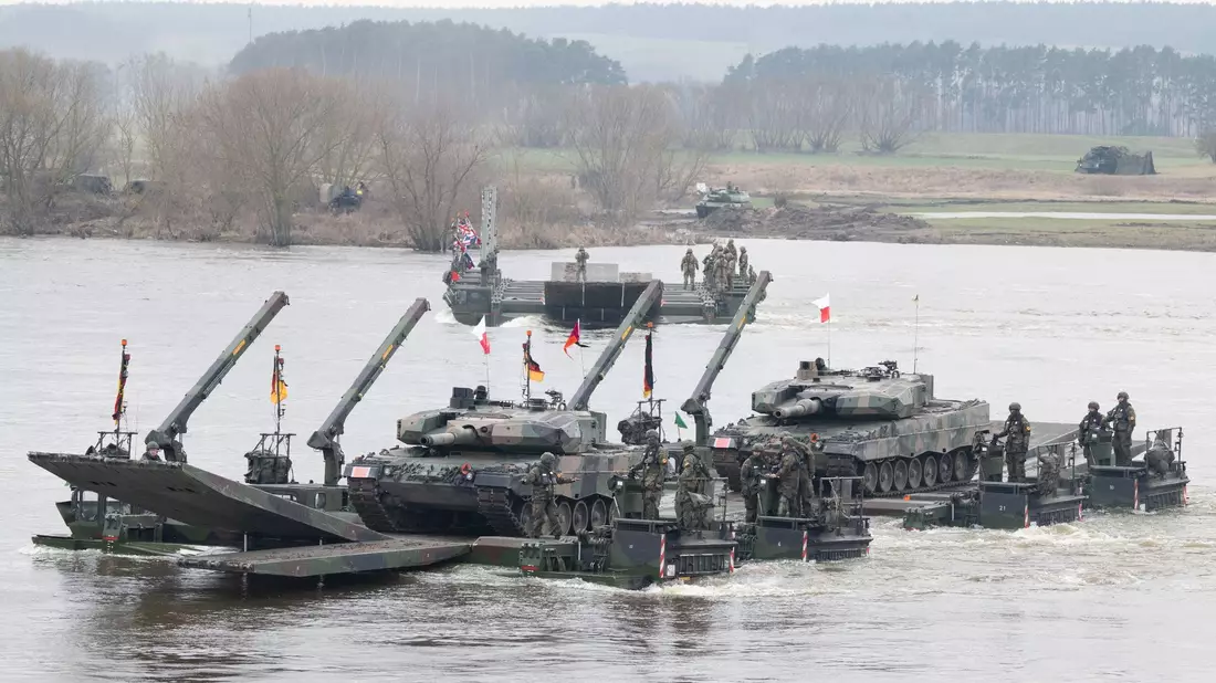 Bundeswehrsoldaten (vorn) nehmen an einer gemeinsamen Militärübung mit Soldaten aus mehreren Nato-Ländern auf der Weichsel teil. - Bild: Sebastian Kahnert/dpa
