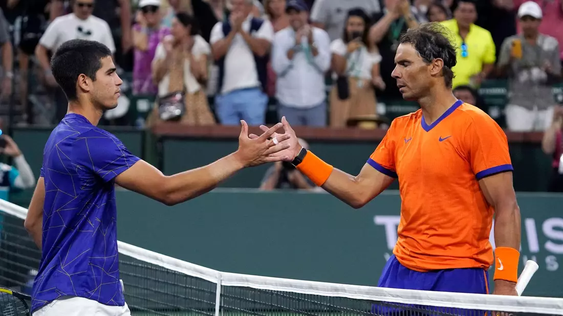 Carlos Alcaraz  (l) und Rafael Nadal bestritten in Las Vegas einen Showkampf. - Bild: Mark J. Terrill/AP/dpa