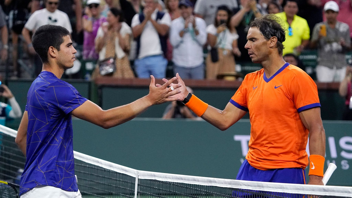 Carlos Alcaraz  (l) und Rafael Nadal bestritten in Las Vegas einen Showkampf. - Foto: Mark J. Terrill/AP/dpa