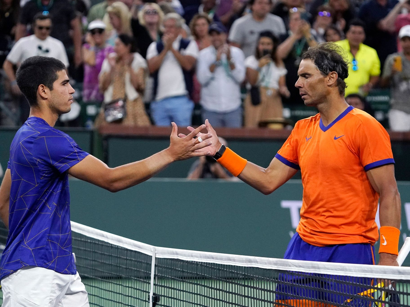 Carlos Alcaraz  (l) und Rafael Nadal bestritten in Las Vegas einen Showkampf. - Foto: Mark J. Terrill/AP/dpa