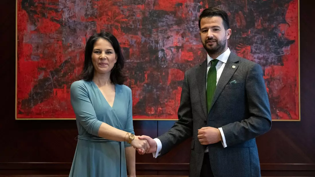 Außenministerin Annalena Baerbock wird bei ihrem Besuch in Montenegro von Jakov Milatovic, Präsident von Montenegro, zu einem Gespräch empfangen. - Bild: Soeren Stache/dpa