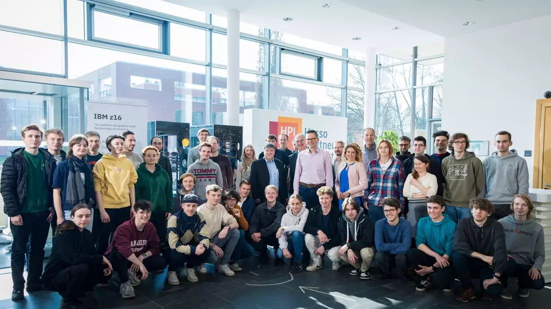 Kooperation zwischen HPI und IBM: Neuer IBM Großrechner steht für eine Woche im Mittelpunkt der Lehre am Hasso-Plattner-Institut - Bild: presseportal.de