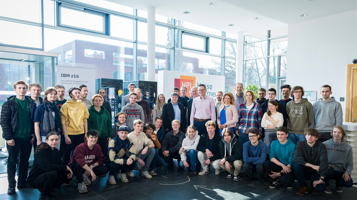 Kooperation zwischen HPI und IBM: Neuer IBM Großrechner steht für eine Woche im Mittelpunkt der Lehre am Hasso-Plattner-Institut - Foto: presseportal.de