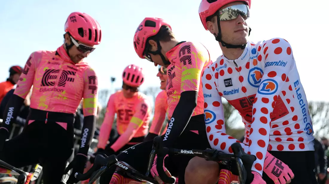 Musste das Bergtrikot wieder abgeben: Jonas Rutsch (r). - Bild: Thomas Samson/AFP/dpa
