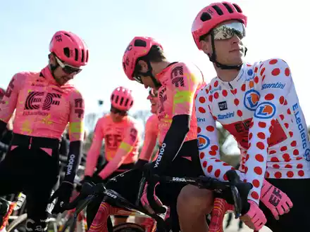Musste das Bergtrikot wieder abgeben: Jonas Rutsch (r). - Foto: Thomas Samson/AFP/dpa