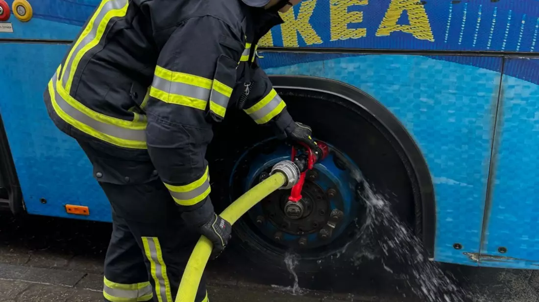 FW Wenden: Gemeldeter Busbrand - Busfahrer verhindert Schlimmeres - Bild: presseportal.de