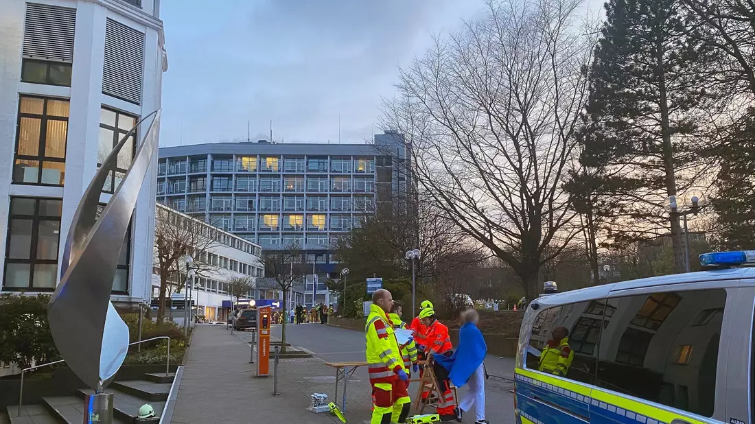In einem Aachener Krankenhaus gibt es einen größeren Polizeieinsatz. - Bild: Ralf Roeger/dmp/dpa
