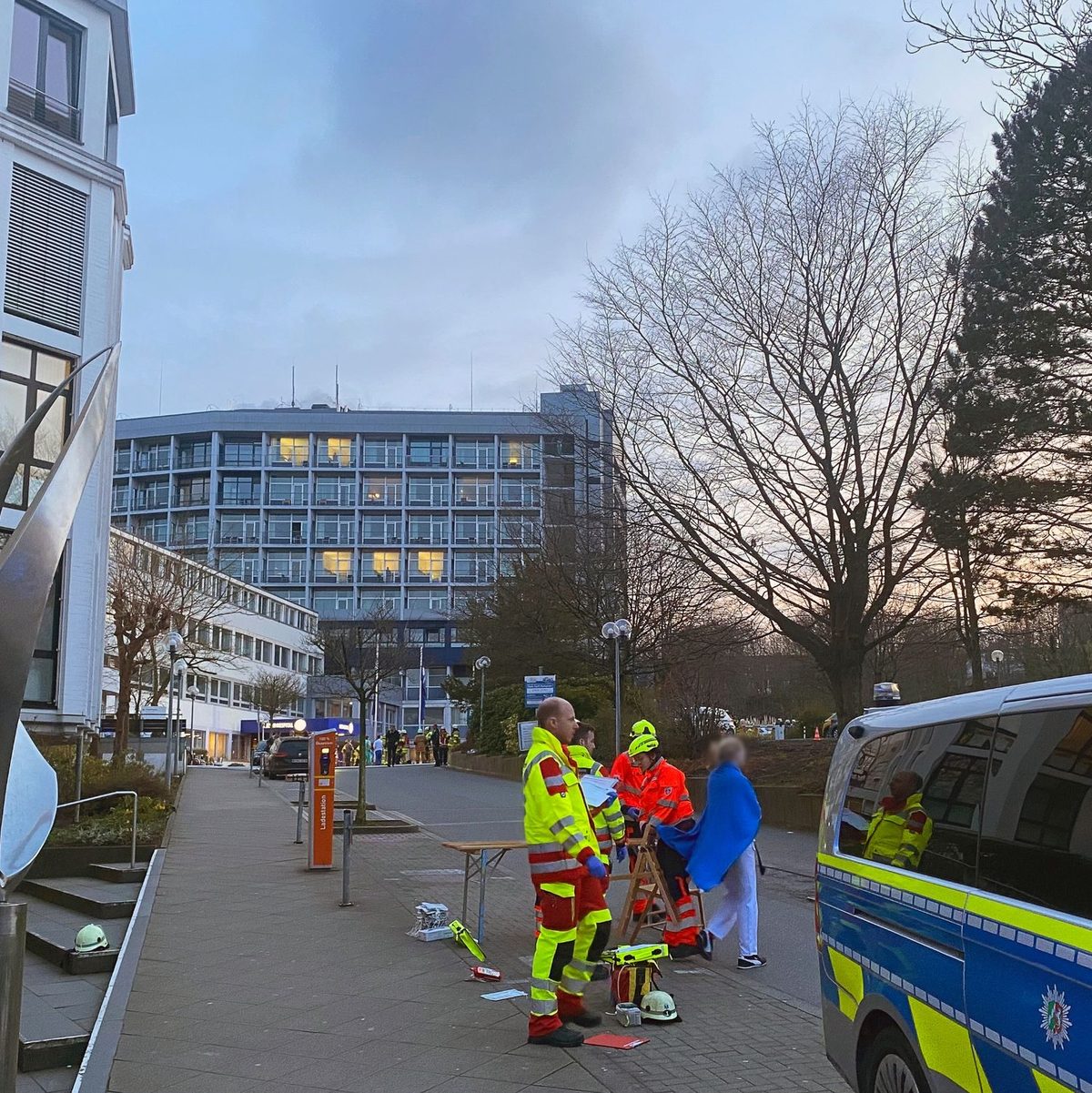 In einem Aachener Krankenhaus gibt es einen größeren Polizeieinsatz. - Foto: Ralf Roeger/dmp/dpa