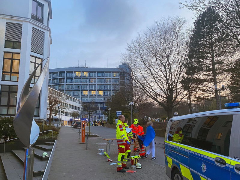 In einem Aachener Krankenhaus gibt es einen größeren Polizeieinsatz. - Foto: Ralf Roeger/dmp/dpa