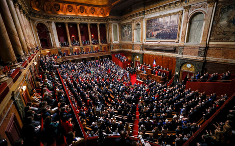 Mit einer Drei-Fünftel-Mehrheit wurde in Versailles das Recht auf Abtreibung in der französischen Verfassung verankert. - Foto: Thomas Padilla/AP/dpa