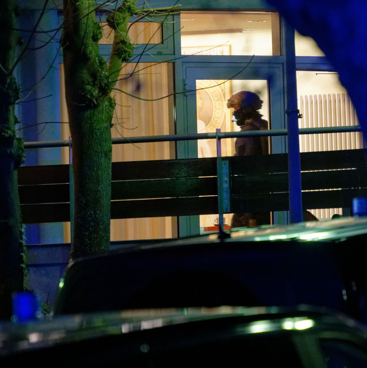 Einsatzfahrzeuge der Feuerwehr stehen vor einem Aachener Krankenhaus: Die Polizei ist wegen einer «möglichen Bedrohungssituation» im Einsatz. - Foto: Henning Kaiser/dpa