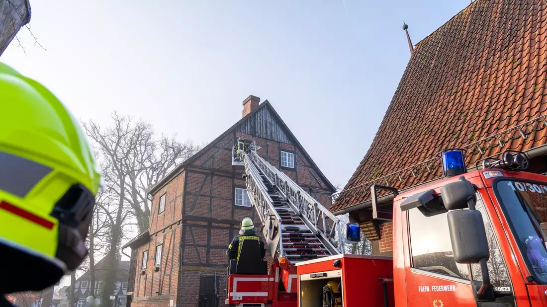 FW Flotwedel: Feuerwehr leistet Tragehilfe für den Rettungsdienst in Wienhausen - Bild: presseportal.de