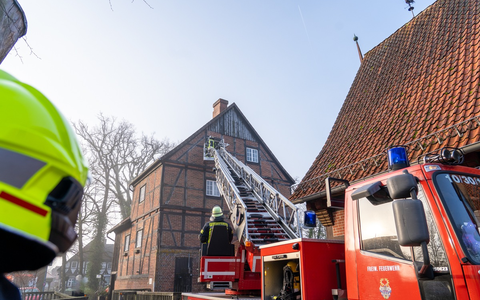 FW Flotwedel: Feuerwehr leistet Tragehilfe für den Rettungsdienst in Wienhausen - Foto: presseportal.de