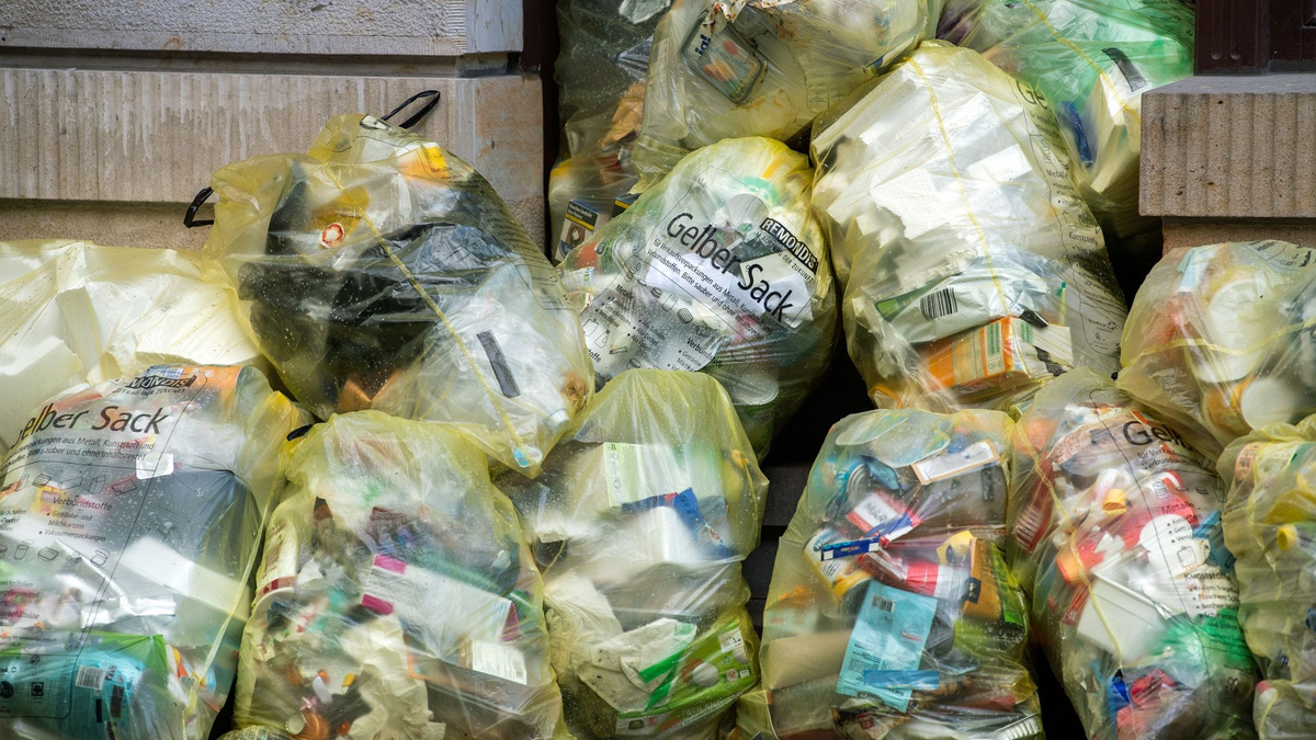 Verpackungsmüll ist in der EU ein großes Problem. Obwohl die Recyclingquoten gestiegen sind, wächst die Menge der Verpackungsabfälle schneller als das Recycling. - Foto: Robert Michael/dpa-Zentralbild/dpa