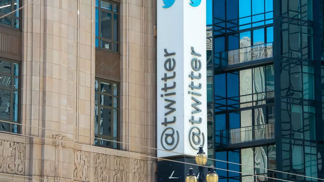 Das einstige Logo von Twitter am Hauptquartier des Kurznachrichtendienstes in San Francisco. - Bild: Andrej Sokolow/dpa